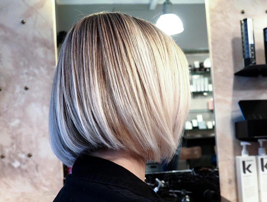 Coupe carré plongeant blond